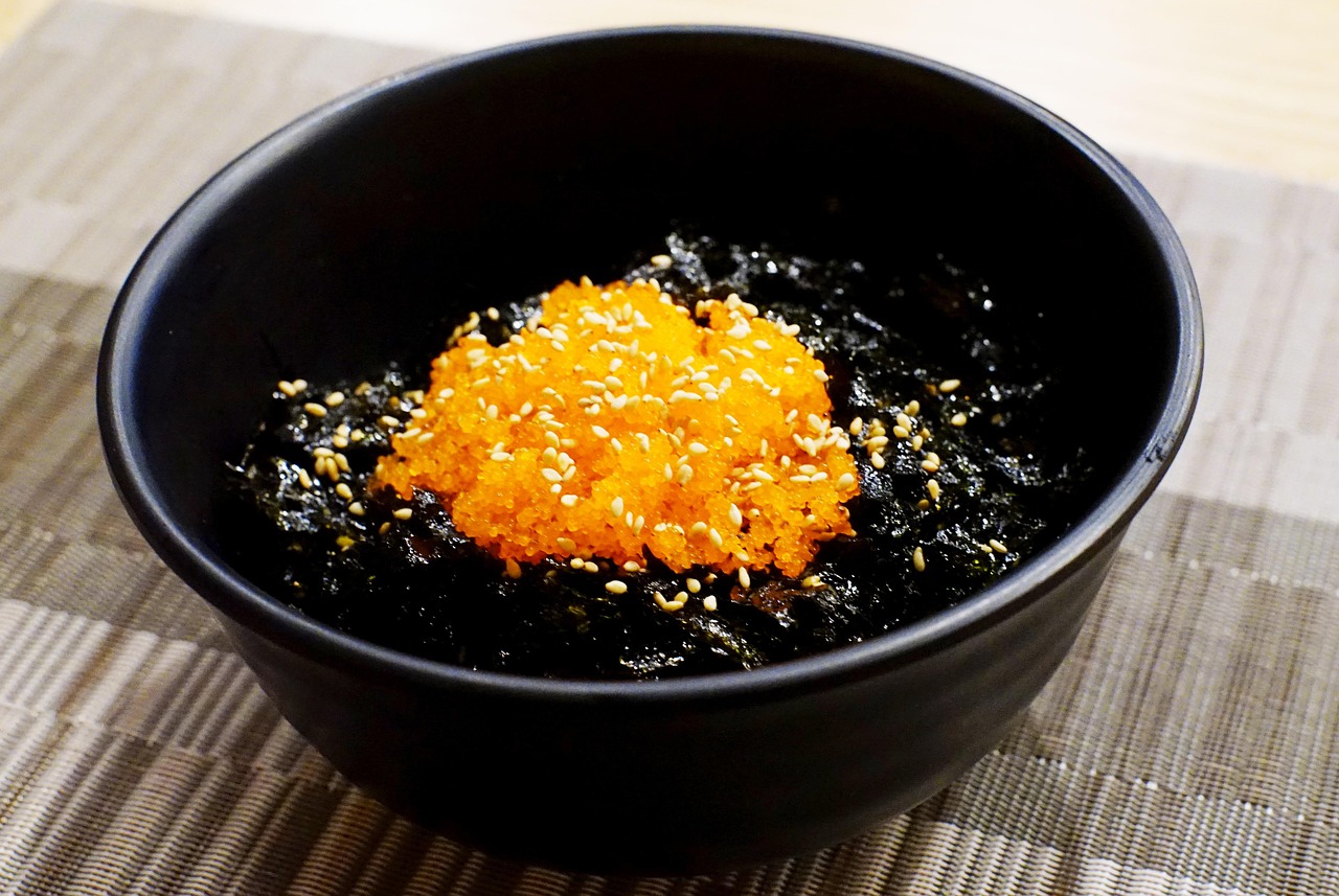 잘게 부순 김과 날치알을 올린 밥 한 그릇 (이해를 돕기 위한 이미지)