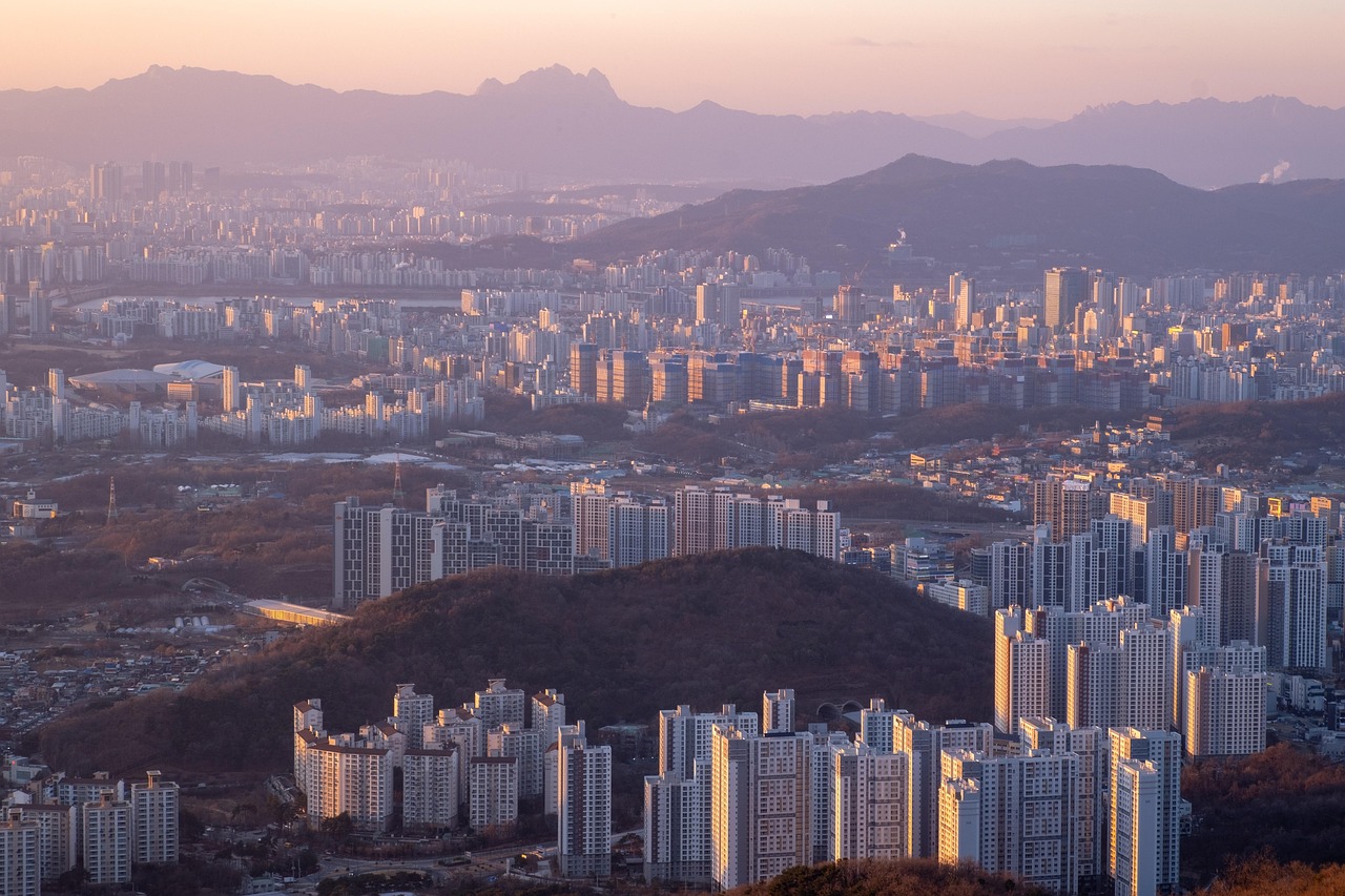수도권 아파트 단지와 산이 보이는 도시 풍경 (이해를 돕기 위한 이미지)